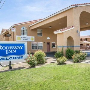 Rodeway Inn hotel in Delano, CA