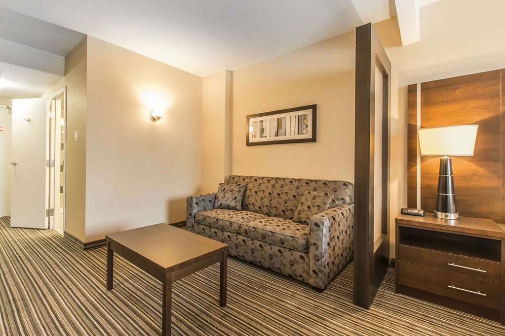 COMFORT SUITES DOWNTOWN Updated 2024 Prices Hotel Reviews Montreal   Guest Room With Sofa 