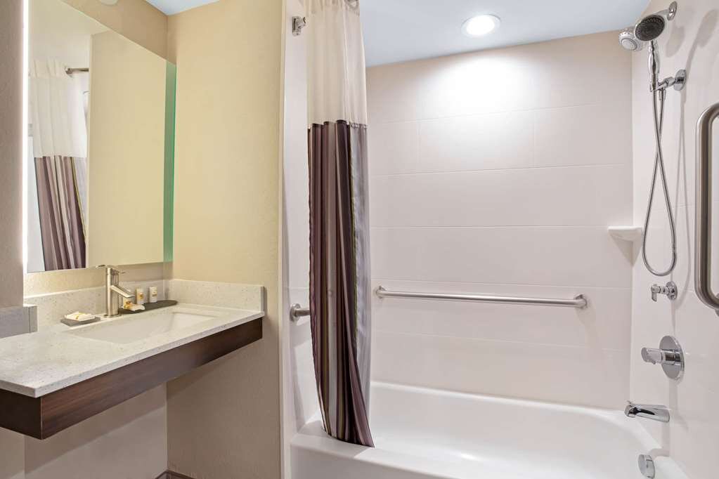 LA QUINTA INN SUITES BY WYNDHAM DENVER AURORA MEDICAL Updated 2024   Guest Room Bath 