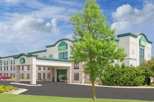 Wingate by Wyndham Green Bay Airport in Green Bay, image may contain: Hotel, Inn, Office Building, City