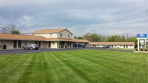 Americas Best Value Inn Palmyra Hershey in Palmyra, image may contain: Grass, Lawn, Car, Suburb