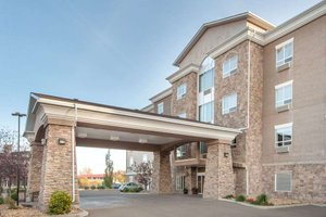 Ramada by Wyndham Drumheller Hotel & Suites in Drumheller, image may contain: City, Condo, Urban, Portico