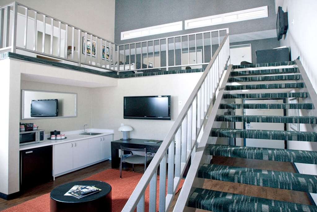 Hotel photo 28 of Ramada Plaza by Wyndham West Hollywood Hotel & Suites.