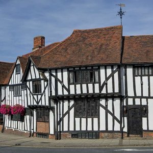 the rose and crown hotel grounds and