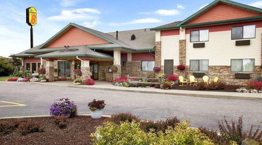 Welcome to the Super 8 Eveleth