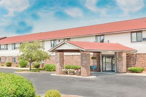 Super 8 by Wyndham Green Bay Near Stadium in Green Bay, image may contain: Hotel, Building, Suburb, Housing