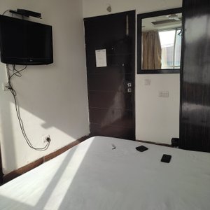 An amazing place to get clean, comfortable budget friendly rooms with quick room service. I was able to easily locate the place via public transport. I had a wonderful time during my stay.