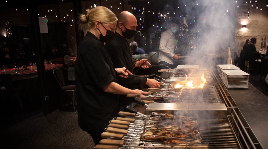 Cuisson de vos brochettes sur un barbecue géant.