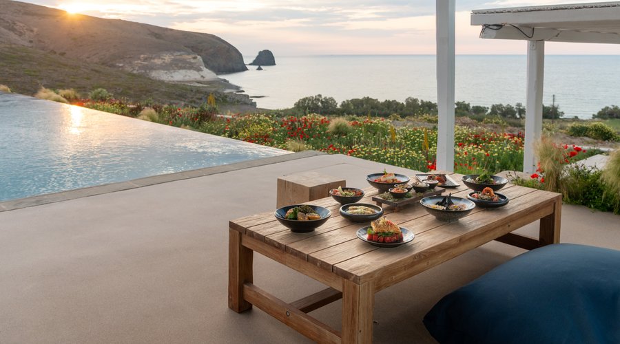 Enjoy your poolside dinner with amazing views 
