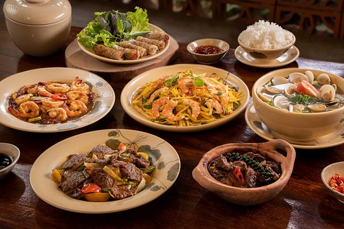 Cơm Gà Tam Kỳ Nổi Tiếng Nhờ Cô Gái