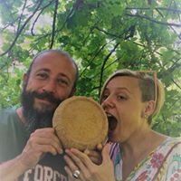 Siamo due amici (Katiuska, e Enrico) e abbiamo deciso di far rivivere l'antica Borgata del Mulino di Sinio (CN), situato nelle Langhe. Si può visitare il mulino e il suo museo, la bottega, le nostre pecore, il forno a legna e il nostro microcaseificio