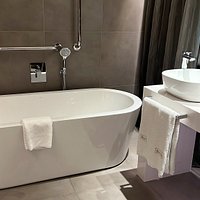 Baño moderno con buena ducha y sí tenía perchero para colgar las toallas -  Picture of Grandior Hotel Prague - Tripadvisor