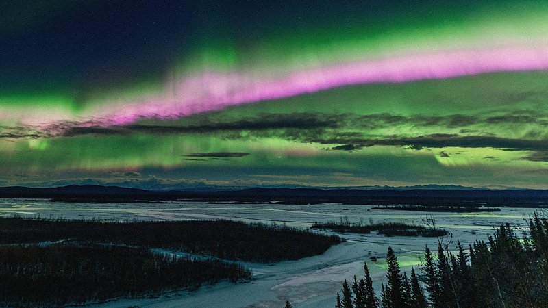 Vue panoramique sur les montagnes enneigées sur fond de ciel nocturne, Fairbanks, Alaska