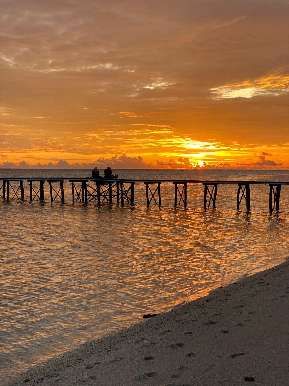 RECONNECT - PRIVATE ISLAND RESORT & DIVE CENTER TOGEAN (Pulau Buka Buka ...