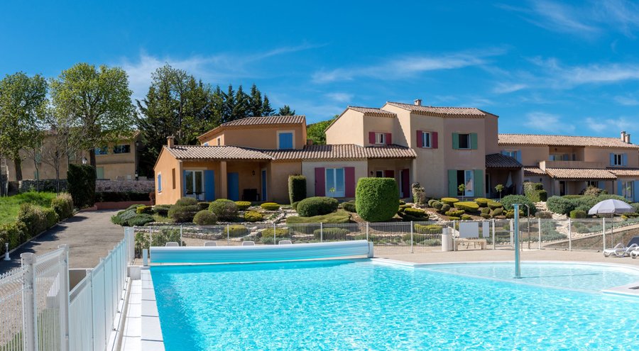 L’ espace piscine au pied des villas.