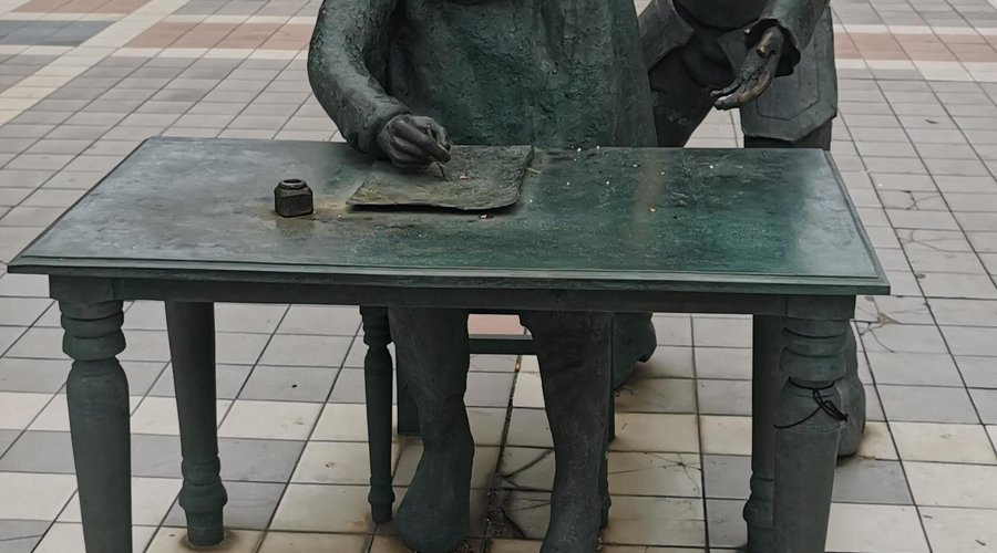 Estatuas de Miguel de Cervantes y El Quijote.