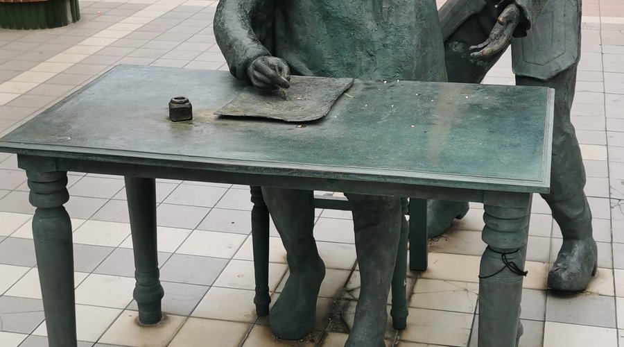 Estatuas de Miguel de Cervantes y El Quijote.