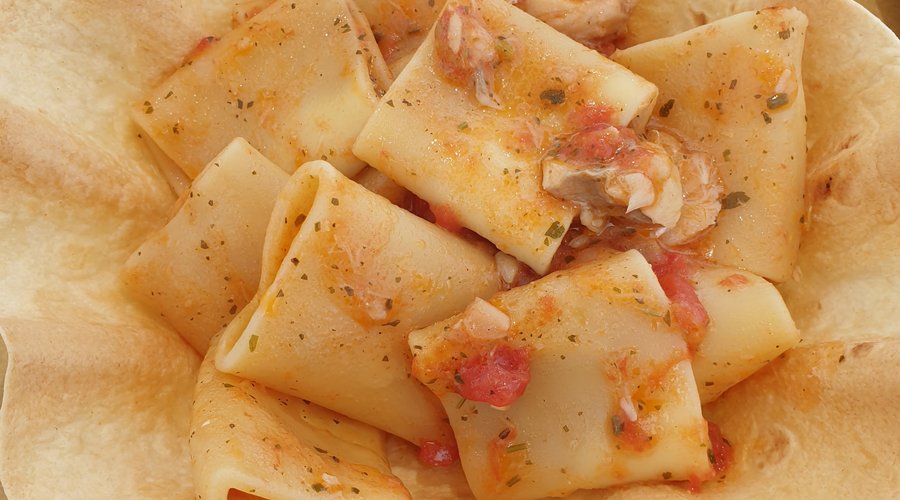 Paccheri alla trabaccolara in cestino gustato fino all'ultima briciola