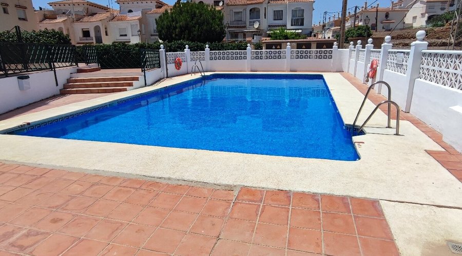 Píso vacacional en Torrox Costa,el Recreo 2 conjunto residencial de 115m2 de vivienda útiles,3 dormitorios amplios y luminosos, equipados y amueblados,el principal con AC,2 baños completos ((uno suit matrimonial de plato de ducha)) equipados y amueblados, Salón comedor amplio y luminoso, equipado y amueblado con acceso a una terraza de 65m2 equipada y amueblada con vistas al Mar, cocina independiente equipada y amueblada, plaza de garaje con mando a distancia, piscina comunitaria con jardín...