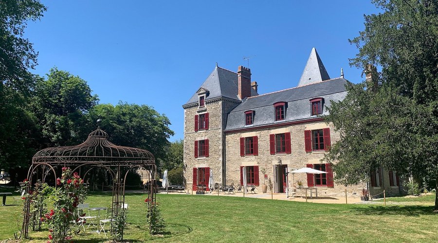 Le Manoir du 18ème siècle qui héberge 15 chambres confortables, un restaurant et un bar