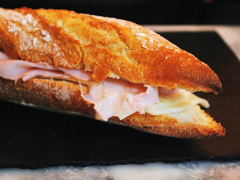 baguette sandwich with ham