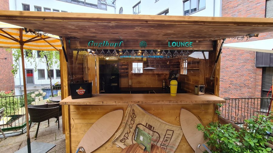 Lasst uns gemeinsam anstoßen - mit köstlichen Longdrinks, erfrischendem Sprizz oder klassisch mit einem fein perlenden Bier! 