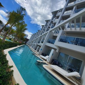 check out the swim ups  #greenworldwidetravel