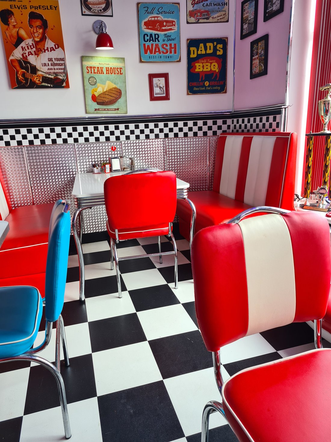 CADILLAC KUSTOMZ HOTEL - Updated 2022 Reviews (Isle of Bute) - Cadillac Kustomz Hotel 4 In A Bed