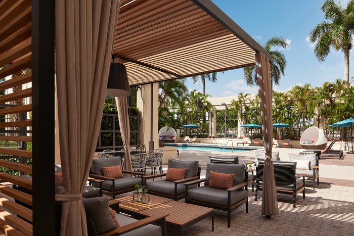 Boca Raton Marriott at Boca Center Pool Pictures & Reviews - Tripadvisor