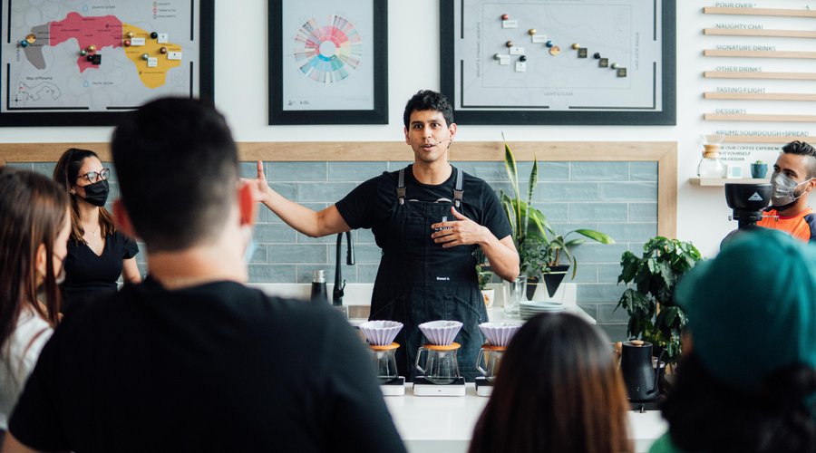 Get ready to live the #PanamaCoffeeExperience! 🇵🇦

This is our biggest activity, where we show you why Panamanian coffee is so special🔝

We tell you about the history behind our country's coffee and the long road it must travel from the farm to your cup ☕️

Get to know our factory🏭, experiment with sensory calibration exercises👃🏻👅, witness a live roast or encapsulation👀, and enjoy a tasting of Panamanian specialty coffee, both in capsules and pour overs 🤯
