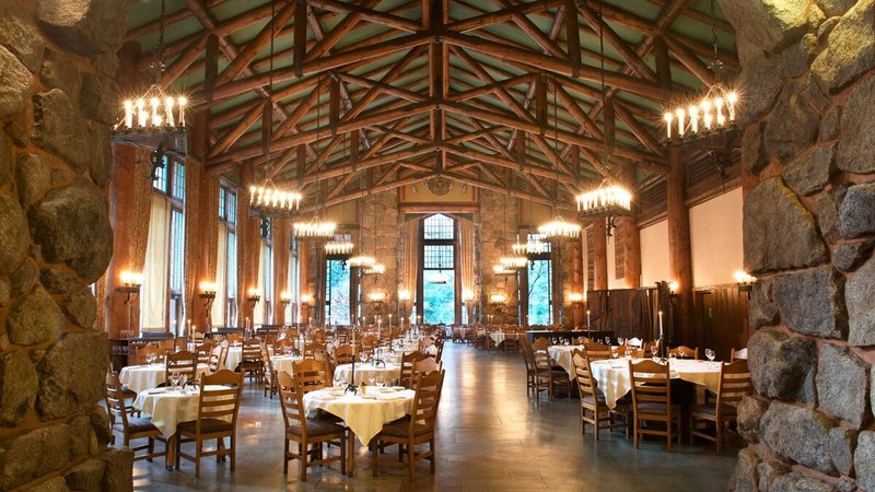 High wood-beam -ceilinged dining room with hanging light fixtures