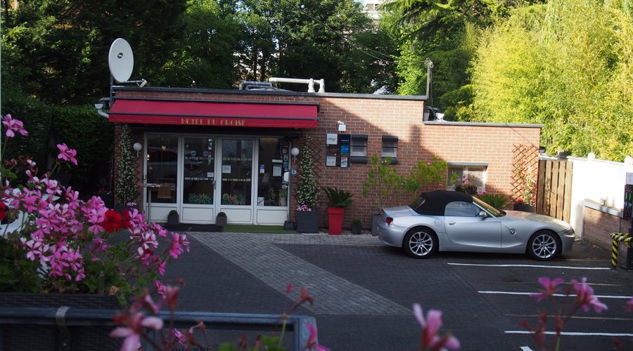 Entrée et parking