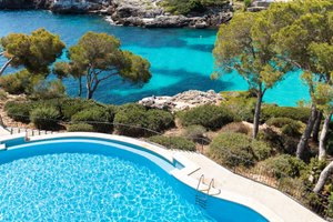 Pool & Beach