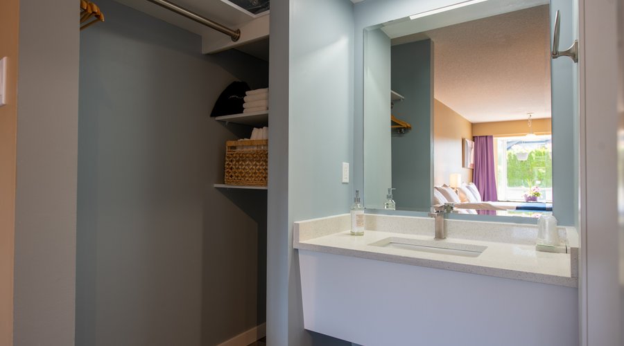 Closet/Vanity 