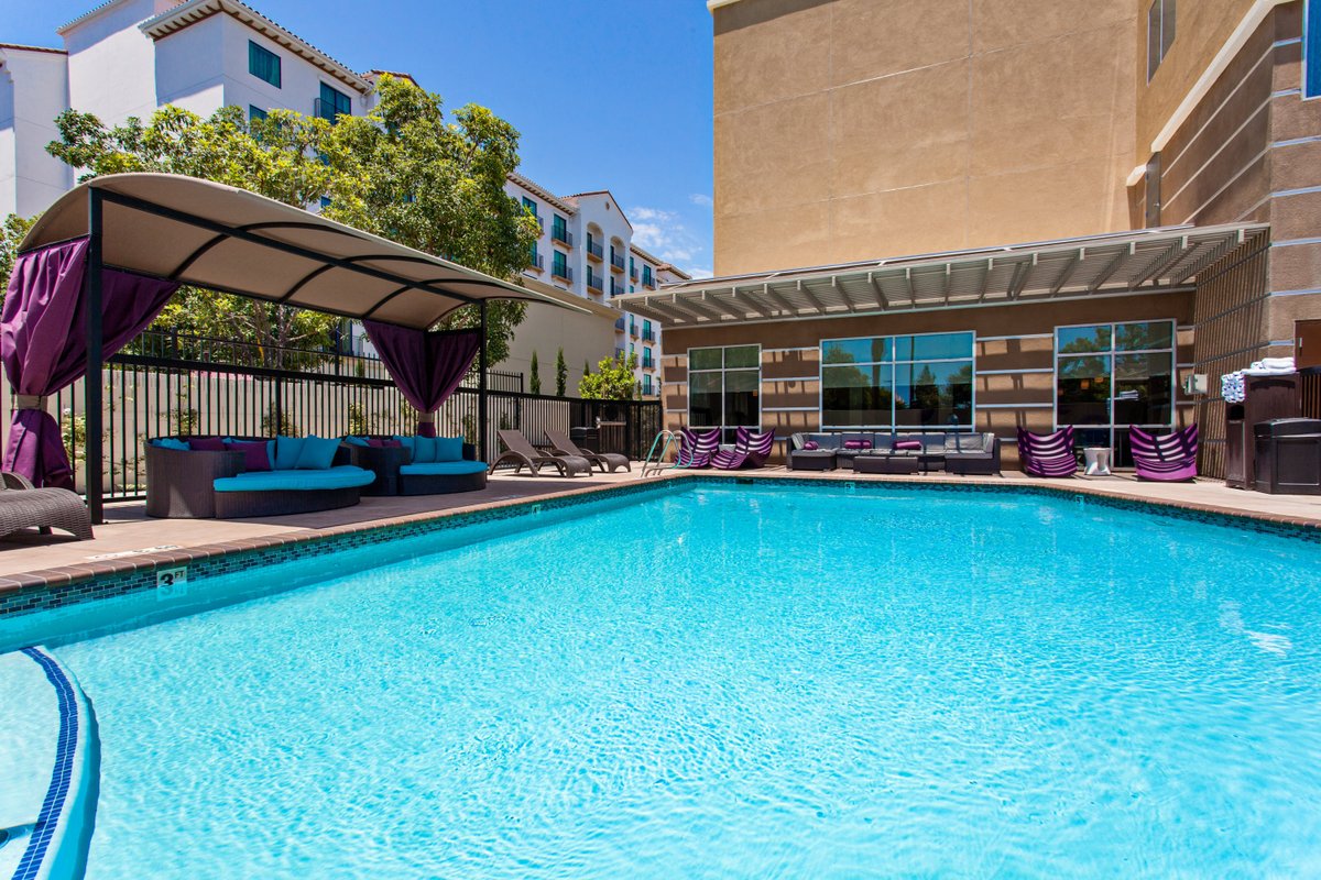 holiday-inn-express-suites-anaheim-resort-area-an-ihg-hotel-pool