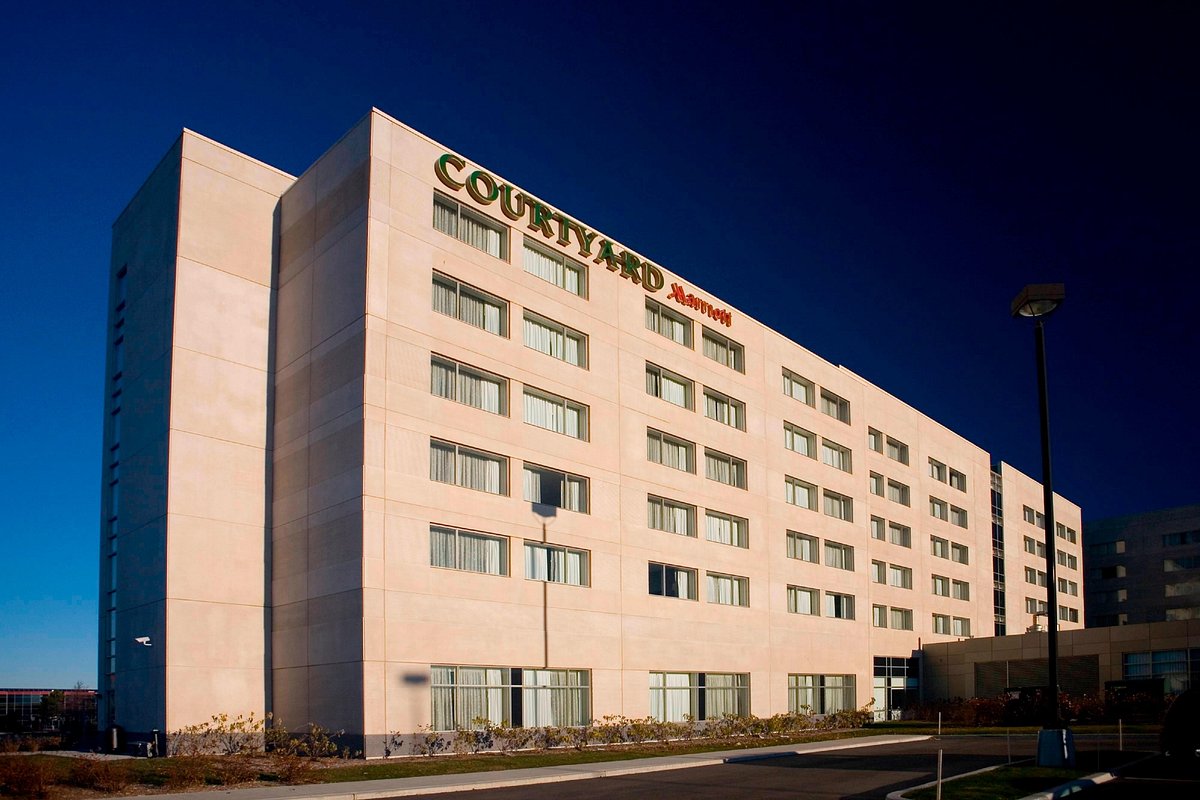 Courtyard by Marriott Montreal Airport, hotell i Montreal