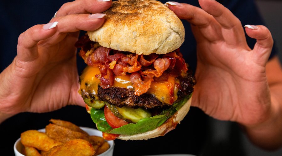 Unser Captain Hook Burger kann richtig was 
mit 200 gr. reinem Black Angus und rauchiger BBQ-Sauce
