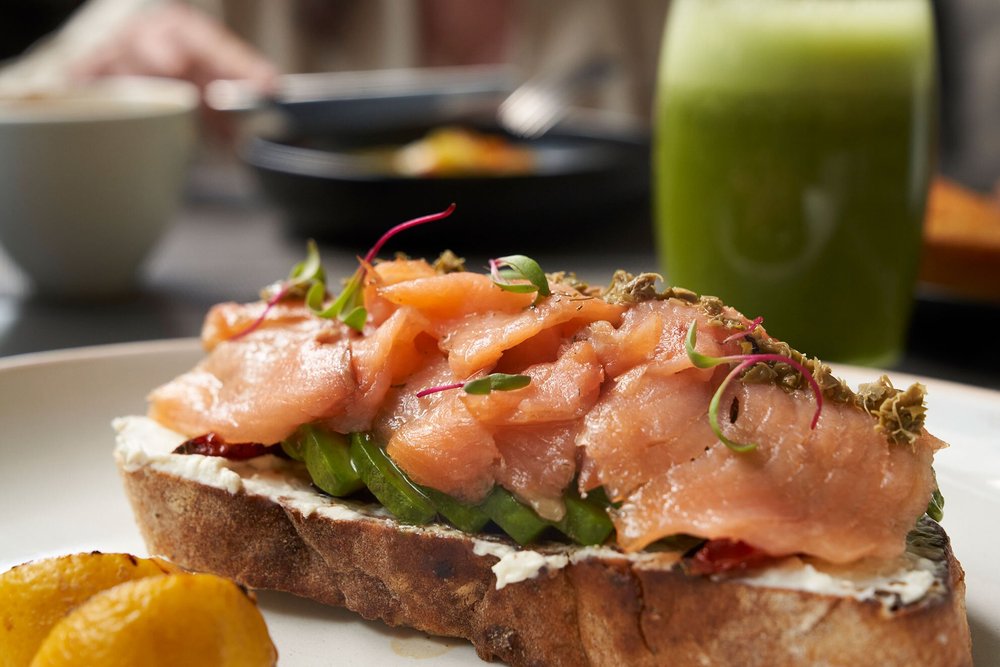 Toast de Salmón, mascarpone, aguacate y vinagreta de echalote y alcaparras