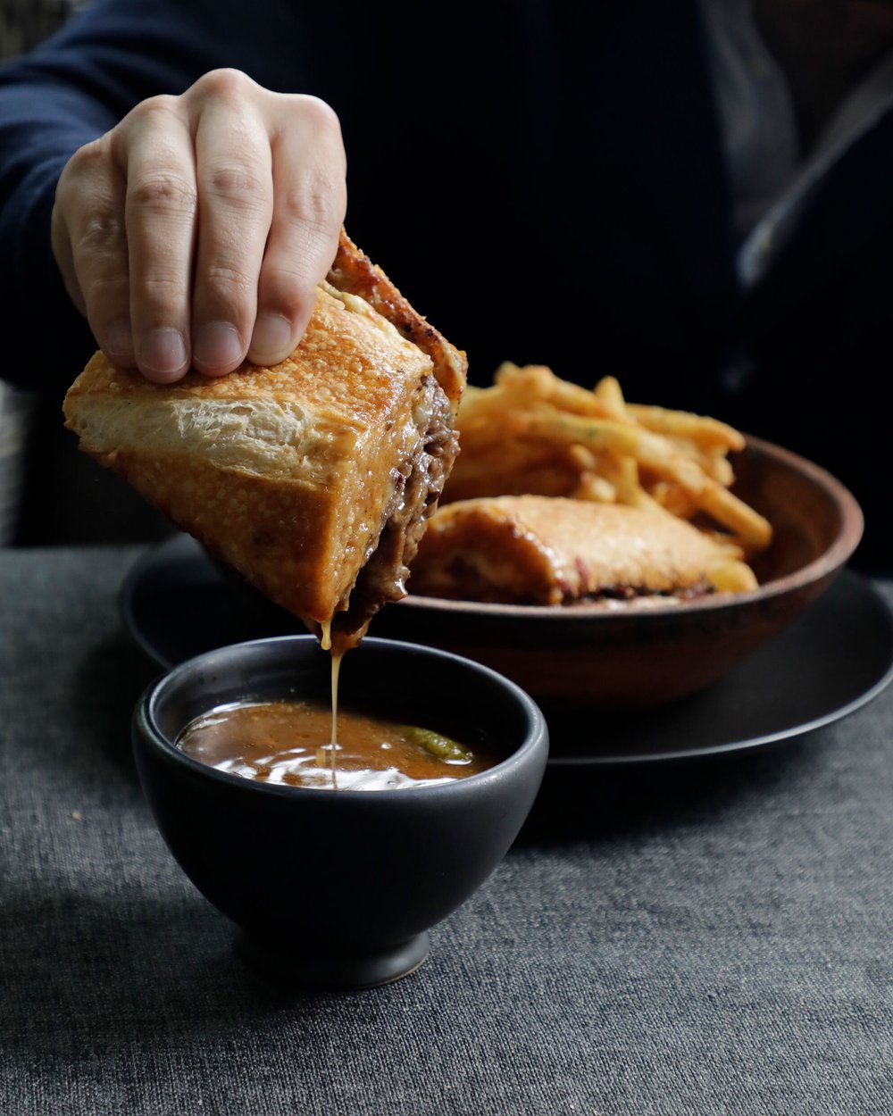 French dip rib eye, dijón, gruyere y jugo de carne (180 g)