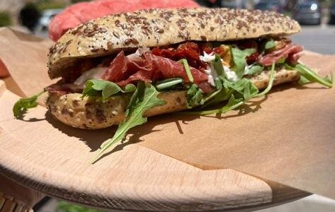 Pigliami:
Capocollo 
Rucola
Stracciatella
Pomodoro secco
Noci