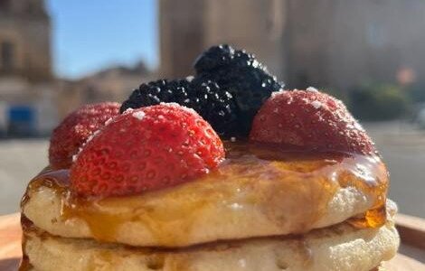Pancake con sciroppo d`acero e frutti rossi.