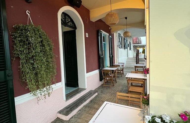 Per chi ama vedere il mare all'ombra di un patio