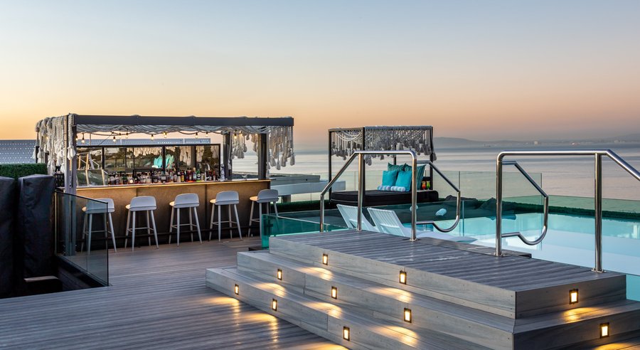 Rooftop Pool & Bar