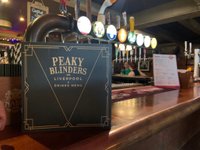 Pub temático de Peaky Blinders em Canoas aposta em cardápio com referências  da série