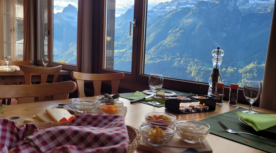 Lokale Köstlichkeiten mit Bergpanorama