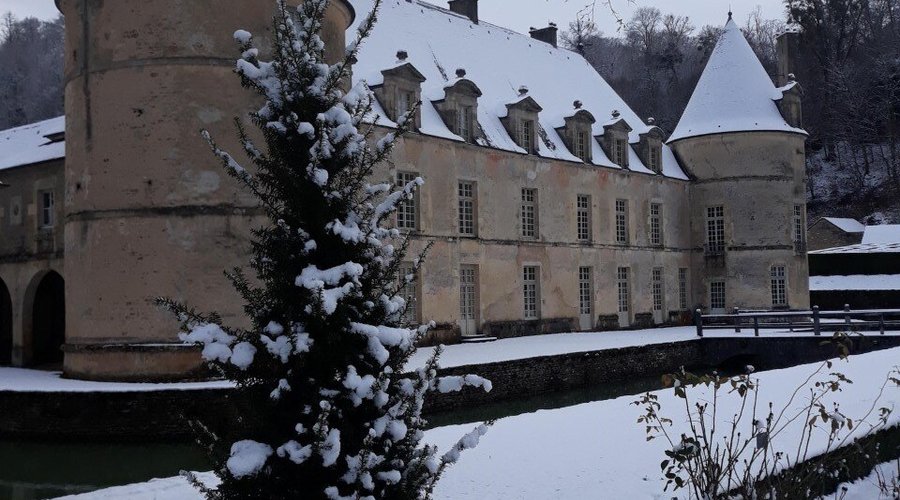 Le château de Bussy-Rabutin sous la neige