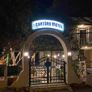 Kaz Dağları'nın eteklerinde yer alan Cantürk Motel'de özel bir plaj bulunmaktadır.