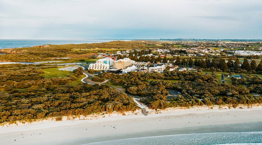 Beach access Deep Blue Hotel & Hot Springs Warrnambool