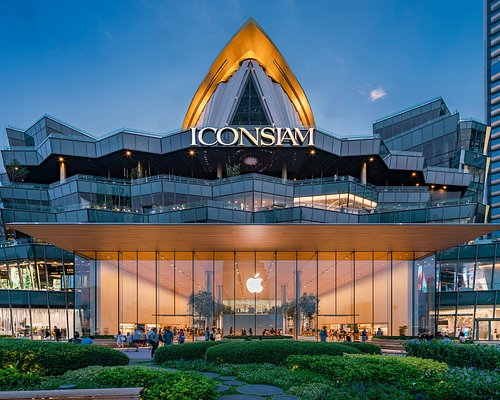 Iconsiam ,Thailand -Oct 30,2019: Ground Floor Floating Market In Iconsiam  Shopping Mall Can Get The Traditional Thai Snacks, Shops For Regional  Handicrafts And Etc.People Can Seen Exploring Around It Stock Photo, Picture