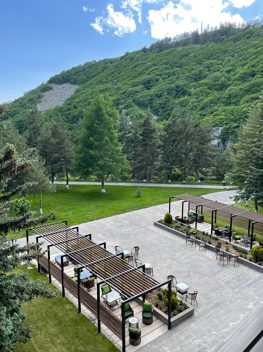 Jermuk hotel and spa. Хаси отель Джермук. Джермук лучшие отели. Канатная дорога Джермук летом.